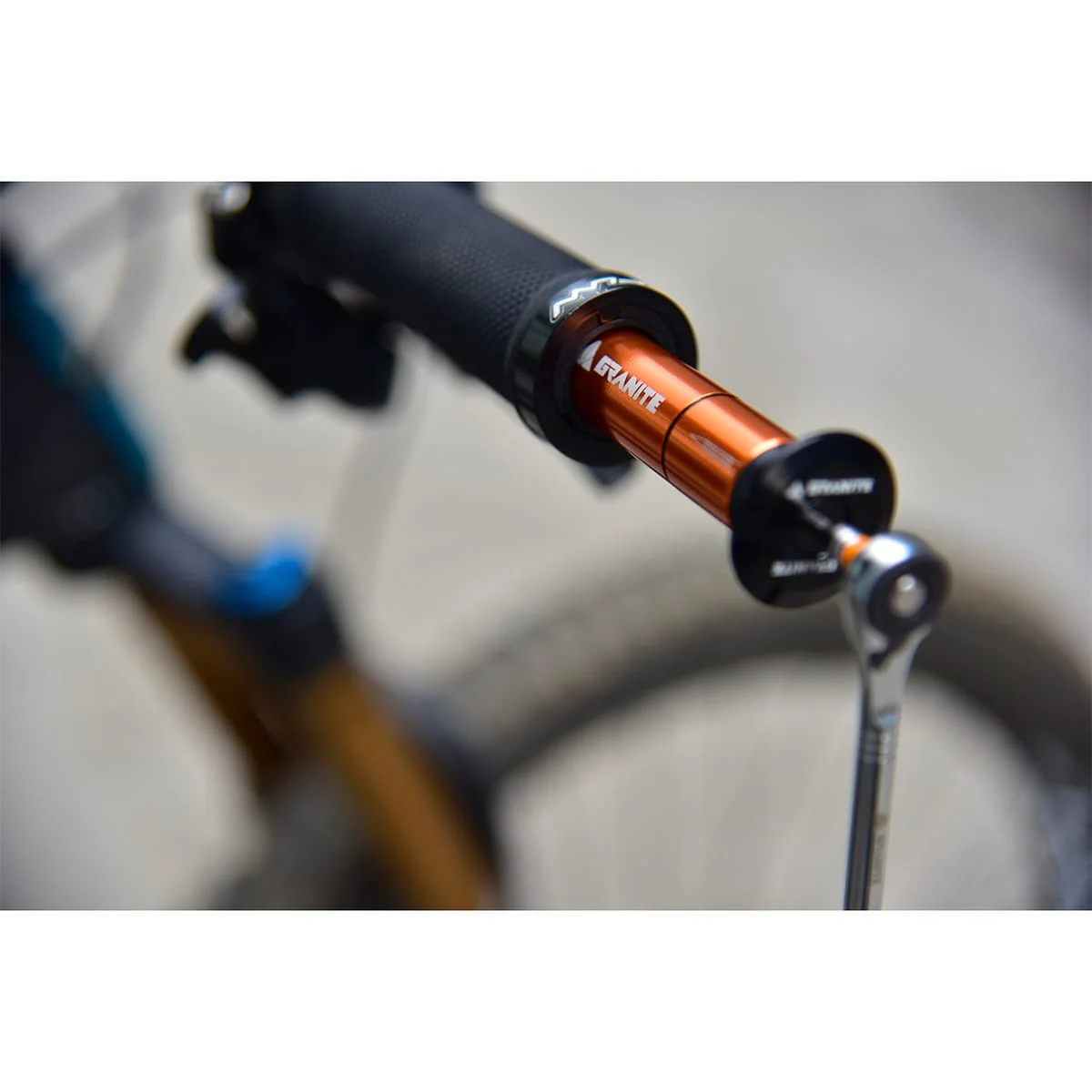 Kit de Réparation Tubeless Intégré au Cintre GRANITE DESIGN CNC + 4 Mèches Orange - Image 4