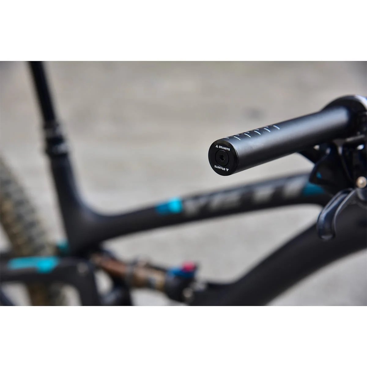 Kit de Réparation Tubeless Intégré au Cintre GRANITE DESIGN CNC + 4 Mèches Noir - Image 3