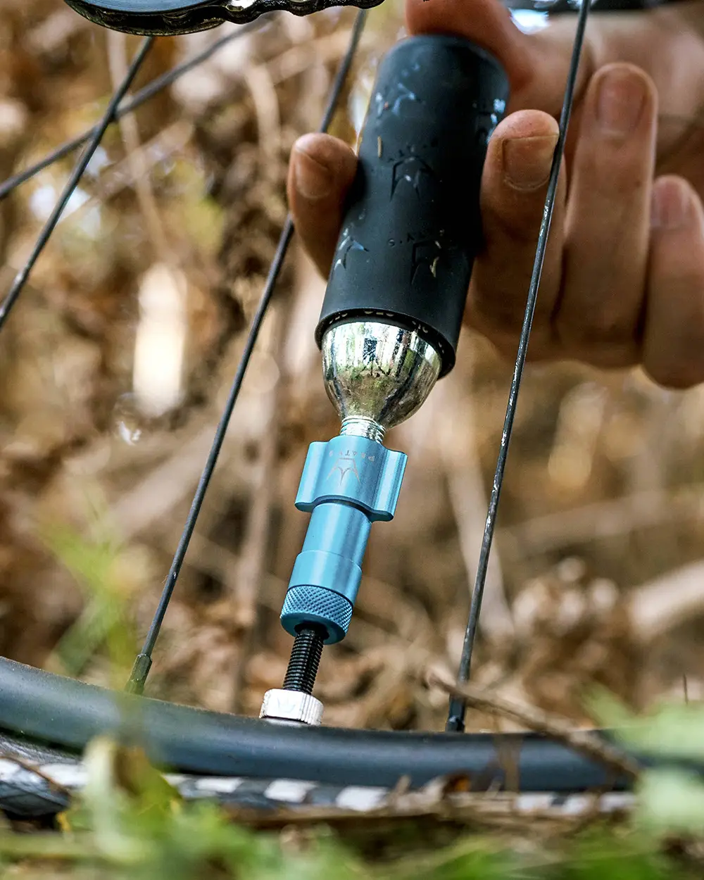 Percuteur CO2 PEATY'S HOLESHOT ROAD/GRAVEL + 2 Cartouches CO2 Filetée 16 g Noir - Image 2